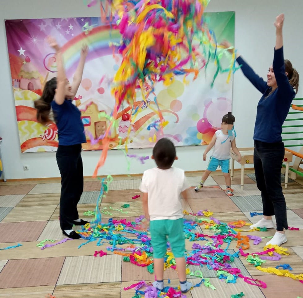 Көптен күткен жаз да келіп жетті. Жаздың бірінші күнінде барлығы тамаша мереке – Балаларды қорғау күнін тойлайды